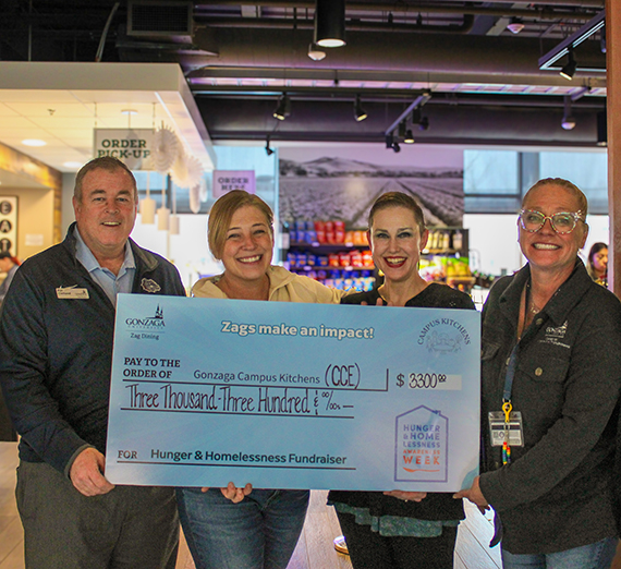 子どもたちのために並べられた食事